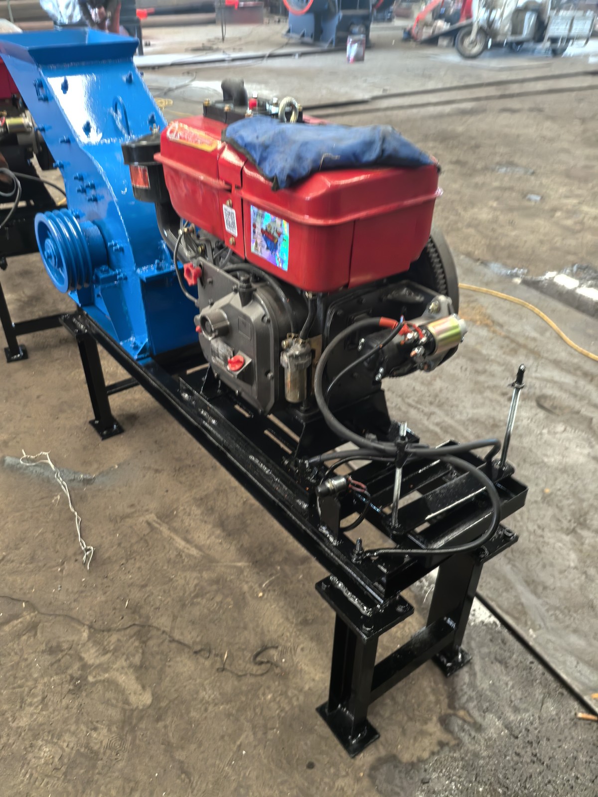 Belt-driven jaw crusher with motor and frame, jaw crusher, stone crusher