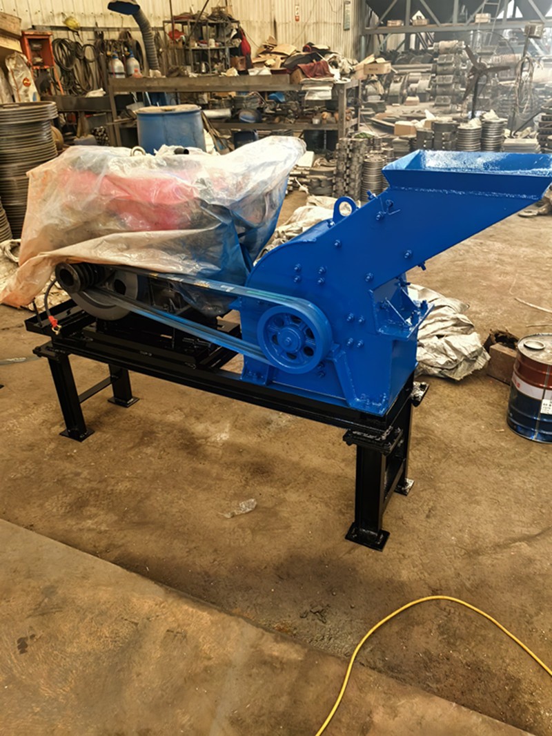 Belt-driven jaw crusher with motor and frame, jaw crusher, stone crusher
