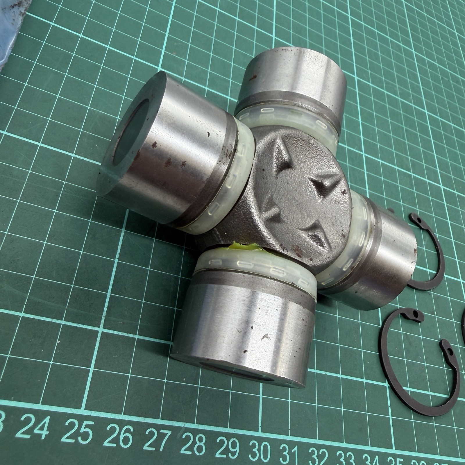 Unknown Universal Joint Driveshaft Uni Joint Only has 3 Circlips NOS