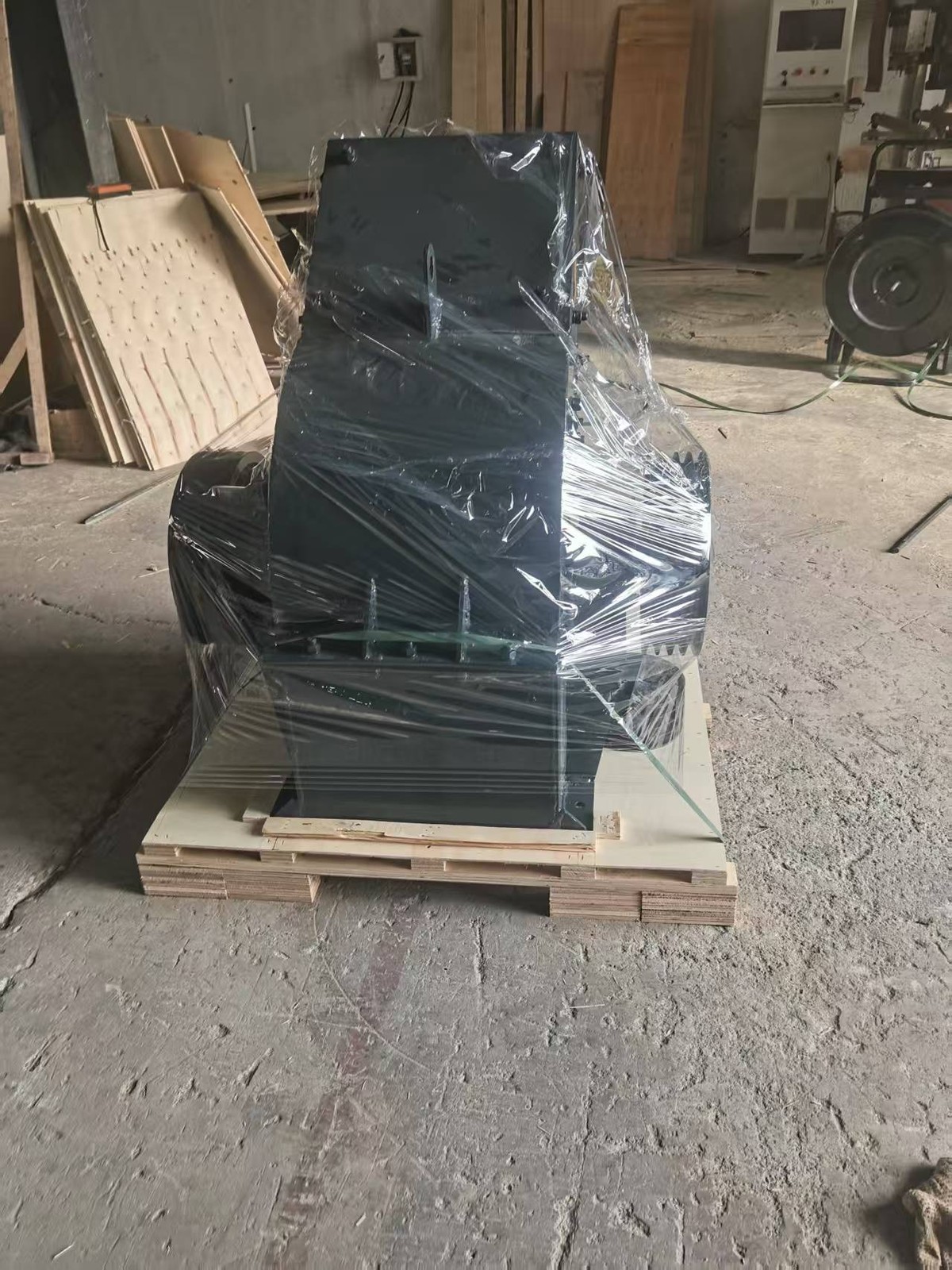 Belt-driven jaw crusher with motor and frame, jaw crusher, stone crusher