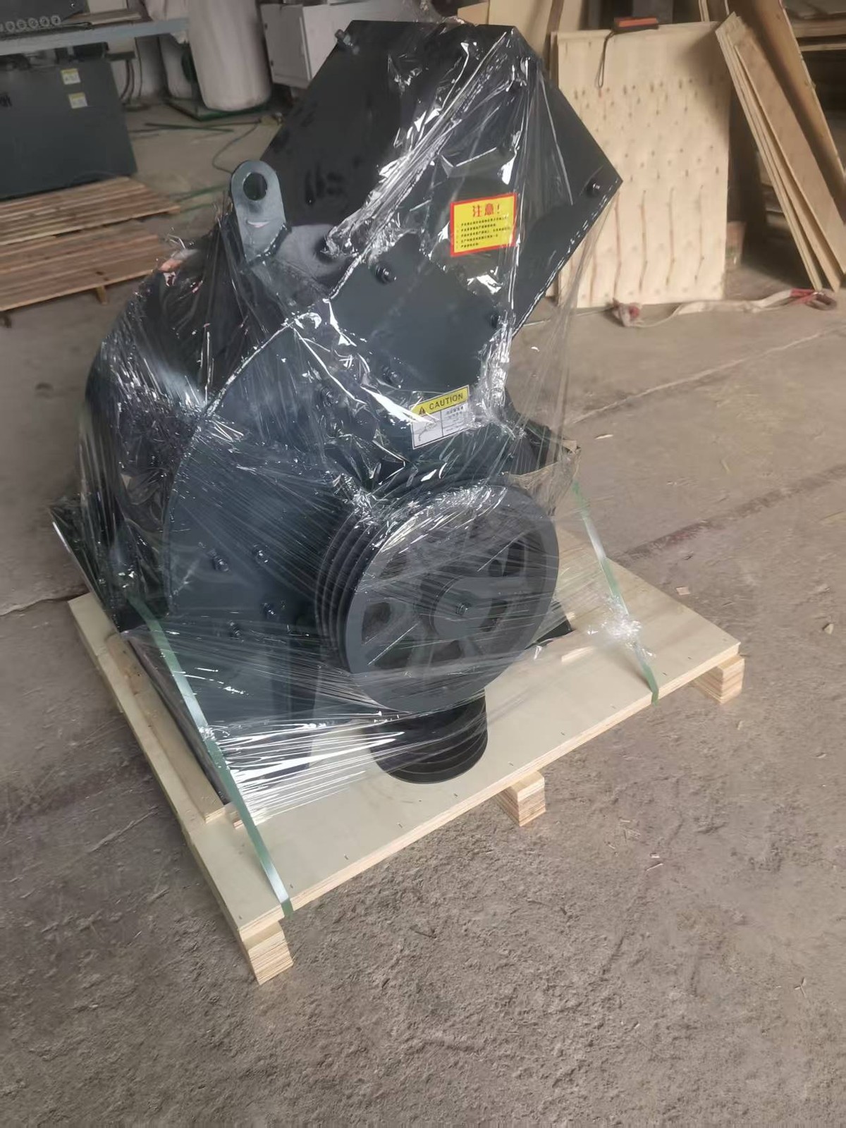 Belt-driven jaw crusher with motor and frame, jaw crusher, stone crusher