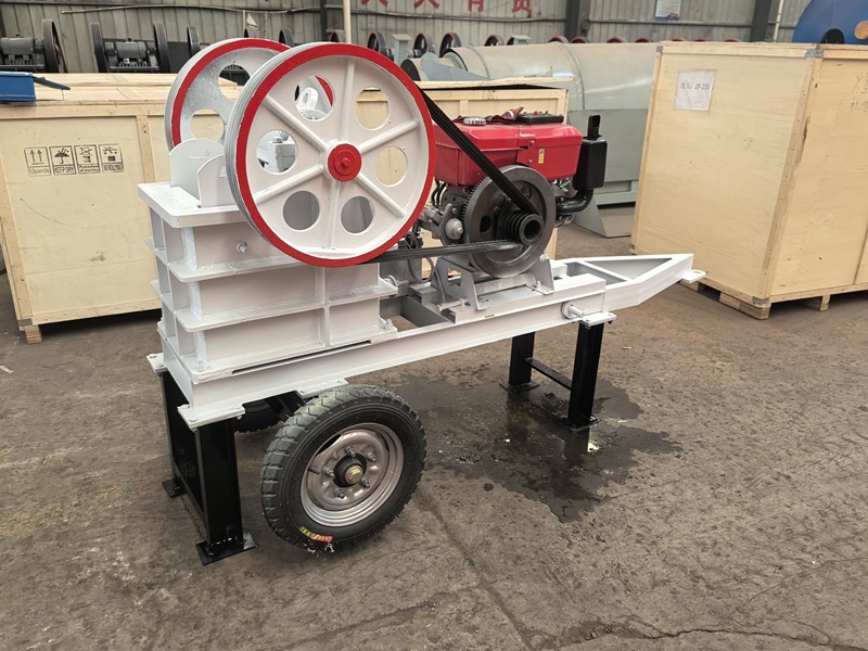 Portable mobile mini sand, gravel and rock diesel engine mobile jaw crusher