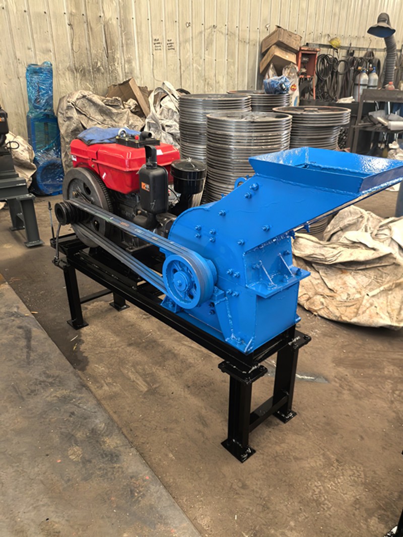 Belt-driven jaw crusher with motor and frame, jaw crusher, stone crusher