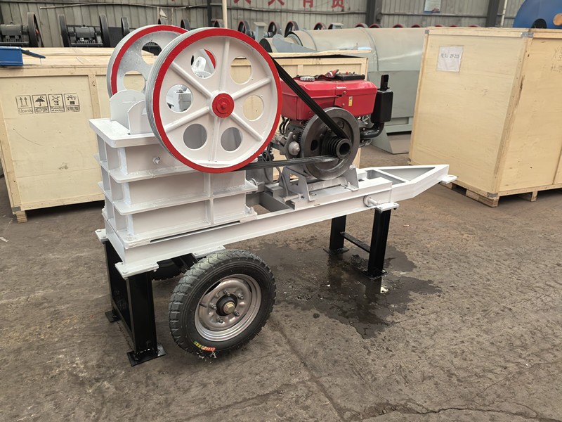 Mobile basalt granite jaw crusher, oil-electric dual-purpose gravel crusher