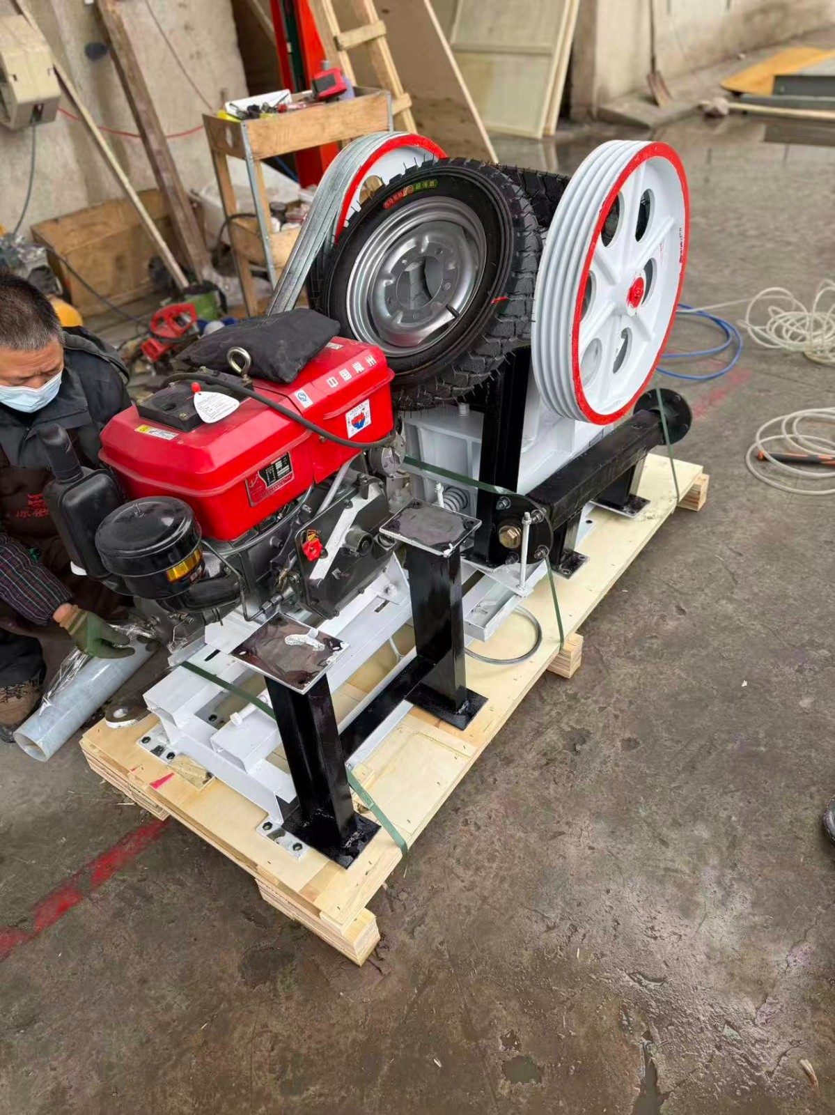 Mobile basalt granite jaw crusher, oil-electric dual-purpose gravel crusher