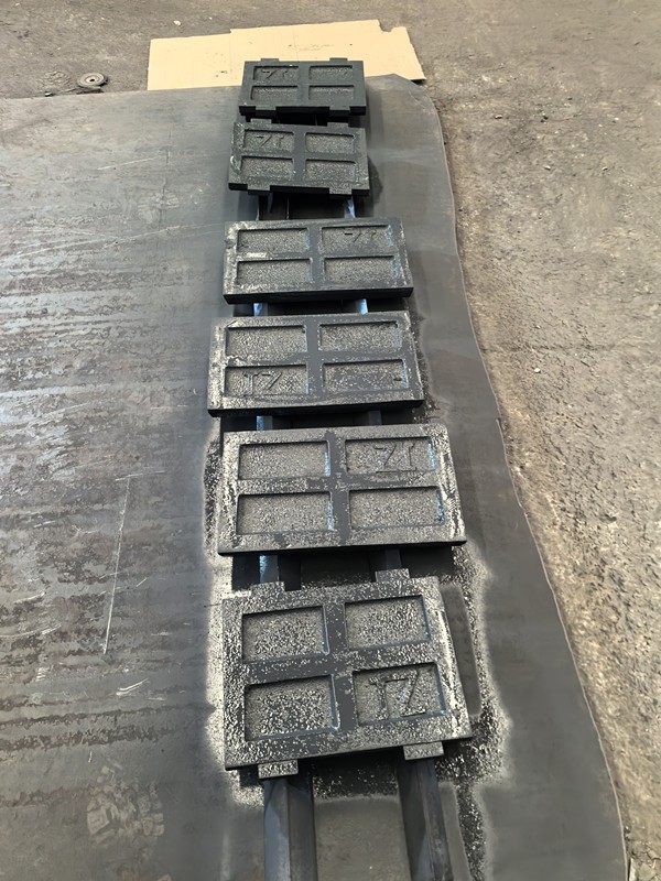 Belt-driven jaw crusher with motor and frame, jaw crusher, stone crusher