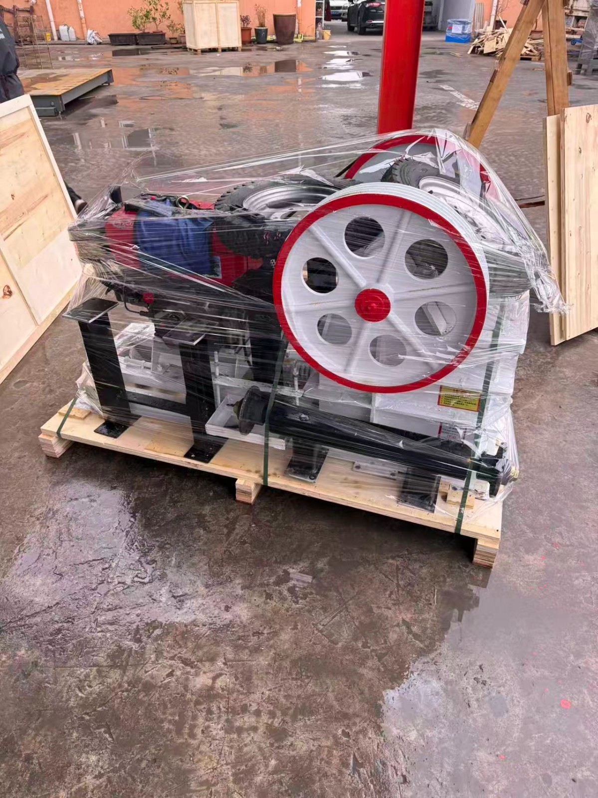 Portable mobile mini sand, gravel and rock diesel engine mobile jaw crusher