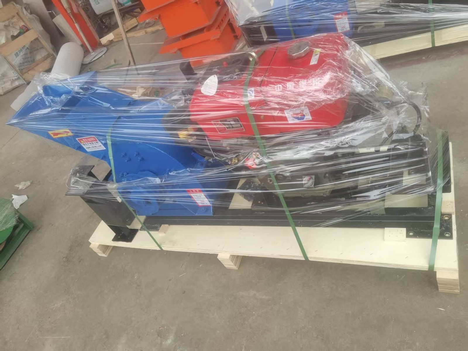 Portable mobile mini sand, gravel and rock diesel engine mobile jaw crusher