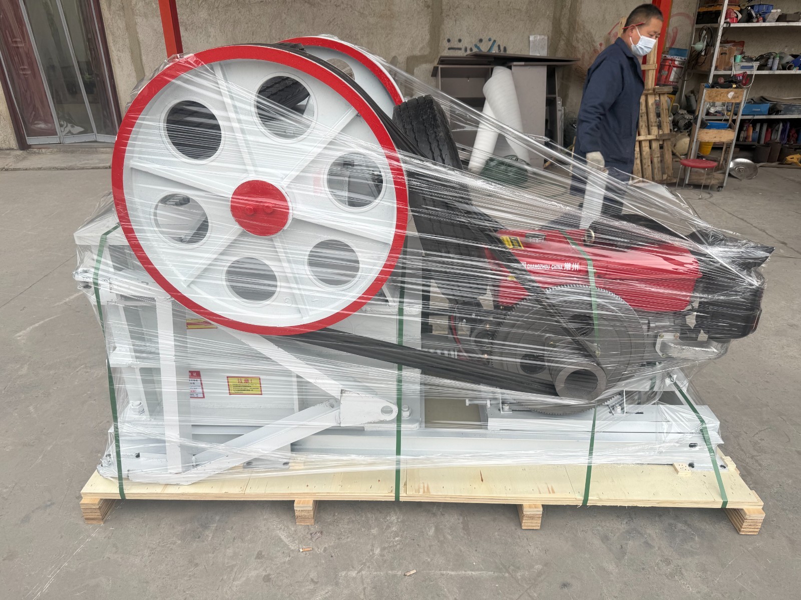 Portable mobile mini sand, gravel and rock diesel engine mobile jaw crusher